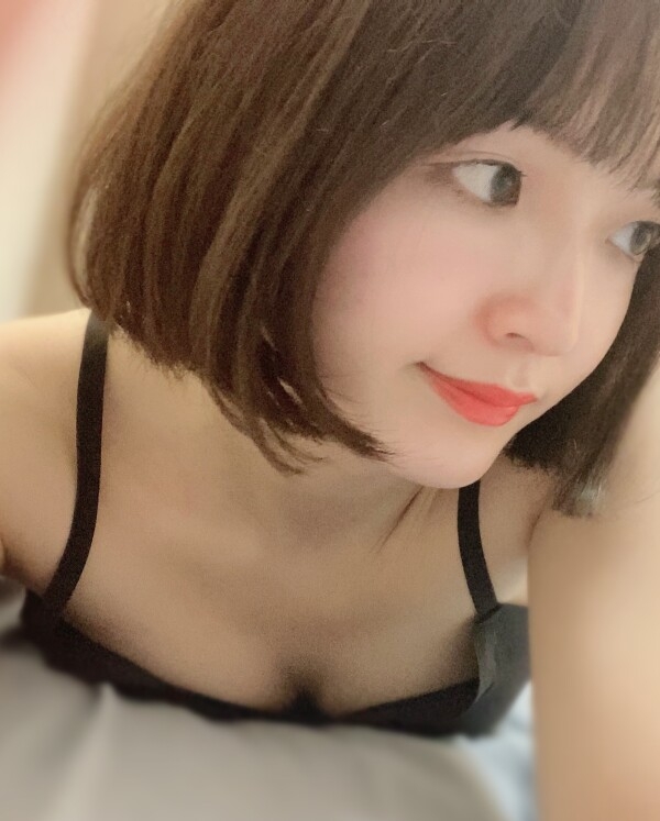 I'm at work again today 💕 Welcome to the hotel 🏨 Let's have lots of fun 🍌 We look forward to your reservation ❤️